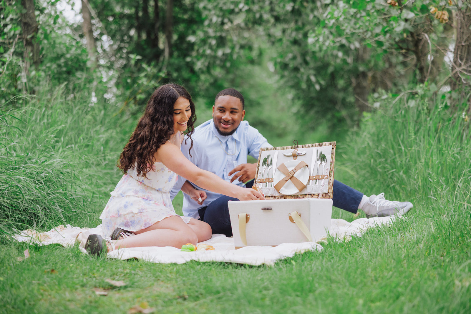 EIP Lemongrove Picnic Basket for 2 - Bees & Lemons